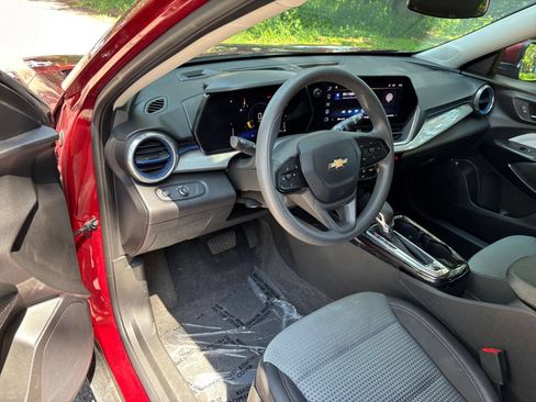 Used 2025 Chevrolet Trax LT FWD image 33