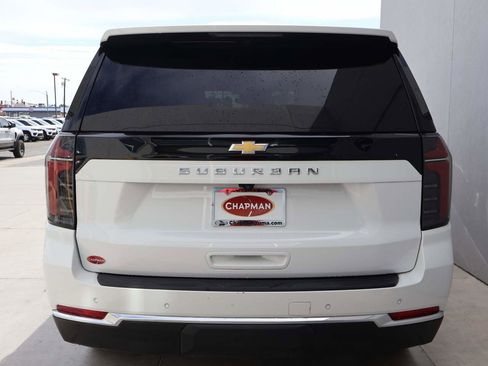 Used 2025 Chevrolet Suburban LS image 4