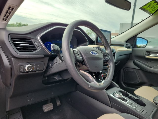 Used 2022 Ford Escape Titanium w/ Titanium Elite Package AWD/4WD image 6