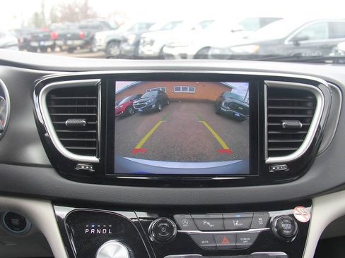 Used 2024 Chrysler Pacifica Touring-L FWD image 39
