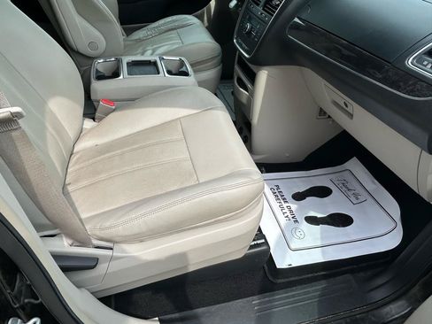 Used 2014 Chrysler Town & Country Touring w/ Trailer Tow Group FWD image 12