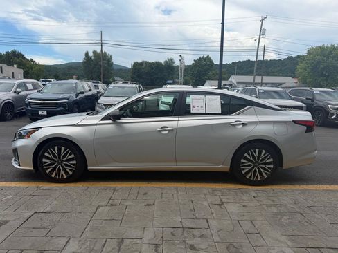 Used 2024 Nissan Altima 2.5 SV FWD image 5