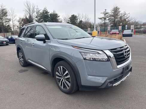 Used 2022 Nissan Pathfinder Platinum w/ Cargo Package image 3