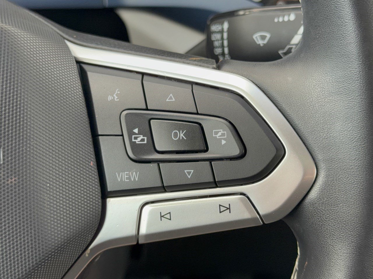 Used 2022 Volkswagen Taos SE w/ Panoramic Sunroof Package FWD image 19