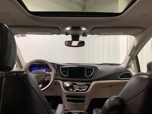 Used 2020 Chrysler Pacifica Limited image 25