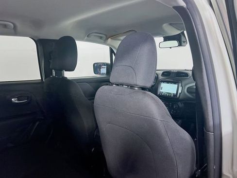 Used 2023 Jeep Renegade Latitude AWD/4WD image 9