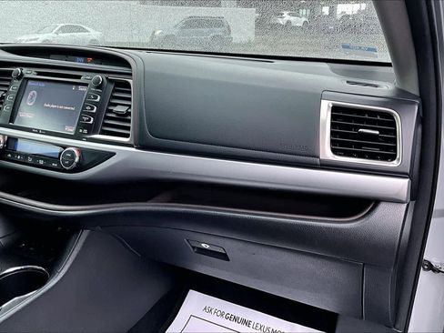 Used 2014 Toyota Highlander XLE image 18