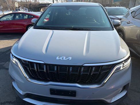 Used 2024 Kia Carnival EX image 2