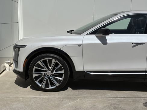 Used 2024 Cadillac Lyriq Luxury AWD/4WD image 5