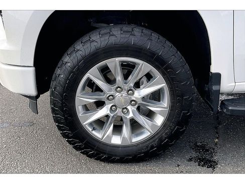 Used 2022 Chevrolet Silverado 1500 High Country w/ Technology Package AWD/4WD image 10