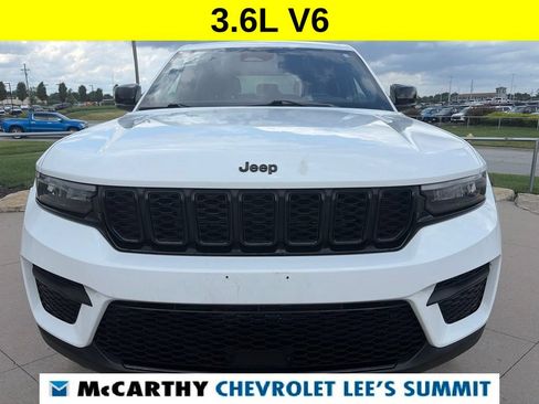Used 2023 Jeep Grand Cherokee Altitude AWD/4WD image 3
