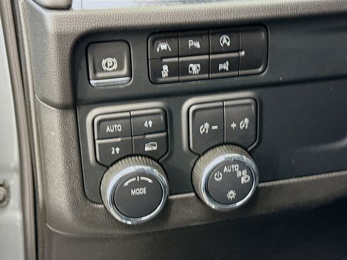 Used 2025 Chevrolet Suburban LT image 17