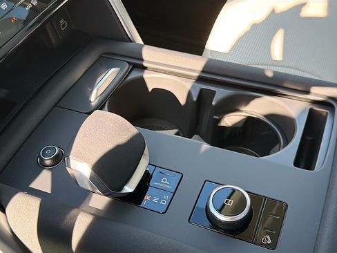 New 2025 Land Rover Discovery Dynamic SE image 30