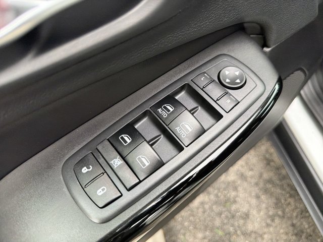Used 2019 Jeep Cherokee Latitude Plus AWD/4WD image 16