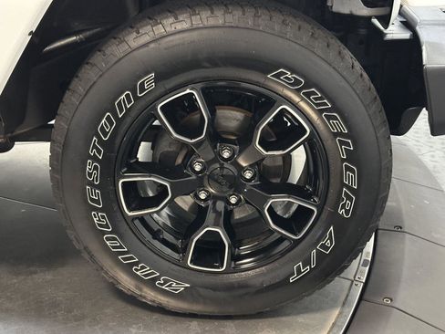 Used 2018 Jeep Wrangler Unlimited Sahara AWD/4WD image 17
