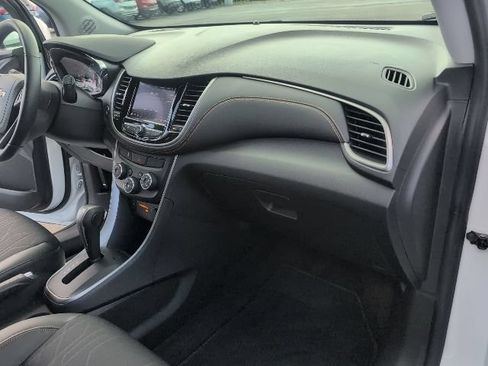 Used 2022 Chevrolet Trax LT w/ LT Convenience Package AWD/4WD image 40
