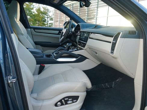 Used 2019 Porsche Cayenne Turbo image 34