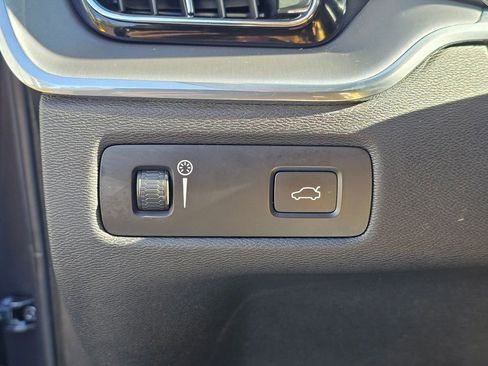 Used 2022 Volvo XC60 B5 Momentum AWD/4WD image 24