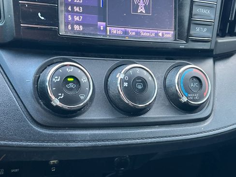 Used 2018 Toyota RAV4 LE image 20