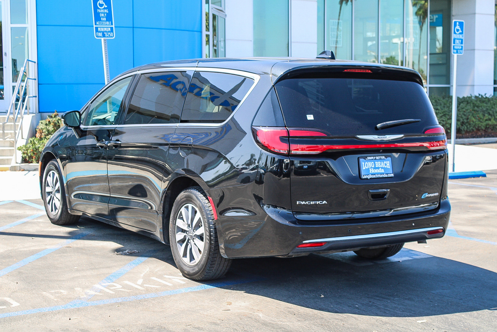 Used 2024 Chrysler Pacifica Limited FWD image 9