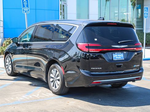 Used 2024 Chrysler Pacifica Limited FWD image 9