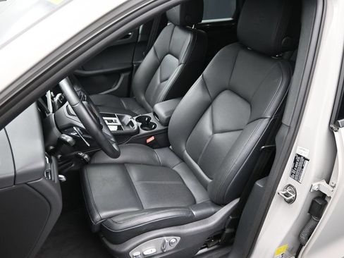 Used 2025 Porsche Macan AWD/4WD image 6