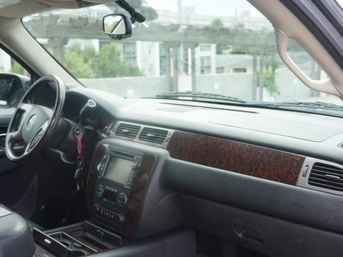 Used 2011 GMC Yukon Denali image 8