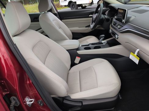 Used 2025 Nissan Altima 2.5 SV FWD image 33