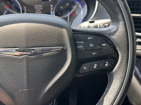 Used 2020 Chrysler Pacifica Limited w/ Advanced Safetytec Group FWD image 21