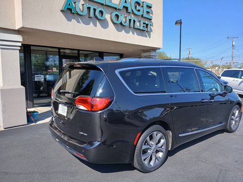 Used 2017 Chrysler Pacifica Limited FWD image 2