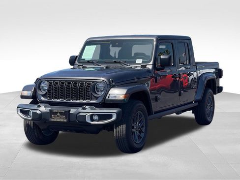 Used 2024 Jeep Gladiator Sport AWD/4WD image 3