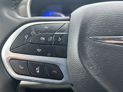 Used 2023 Chrysler Pacifica Touring-L image 21