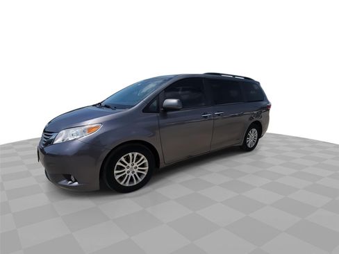 Used 2017 Toyota Sienna XLE Premium FWD image 4