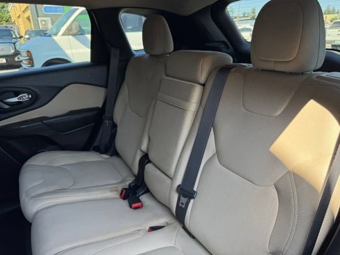 Used 2015 Jeep Cherokee Latitude w/ Cold Weather Group AWD/4WD image 16