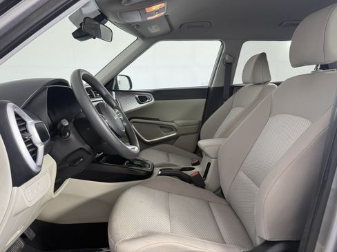 Used 2025 Kia Soul LX w/ LX Technology Package FWD image 14