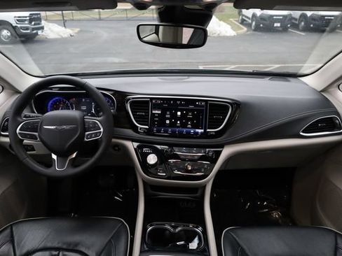 Used 2024 Chrysler Pacifica Limited image 13