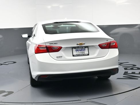 Used 2017 Chevrolet Malibu LT w/ Leather Package FWD image 8