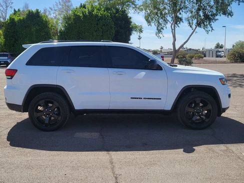 Used 2019 Jeep Grand Cherokee Laredo AWD/4WD image 11