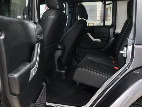 Used 2018 Jeep Wrangler Unlimited Sahara w/ Connectivity Group AWD/4WD image 17