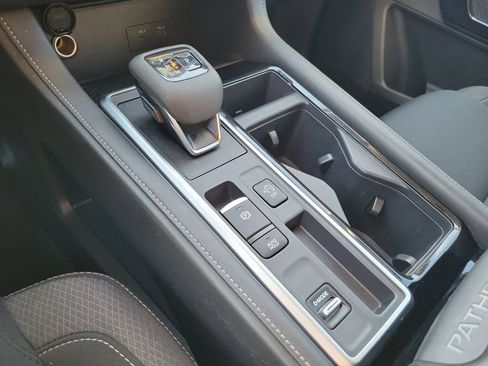 Used 2025 Nissan Pathfinder SV FWD image 31