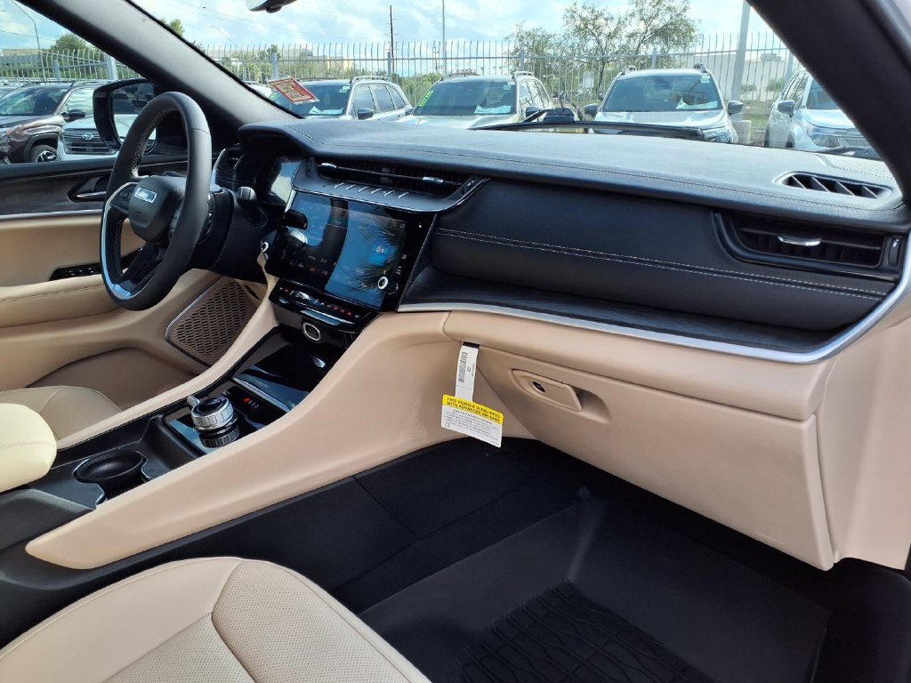 Used 2026 Jeep Grand Cherokee Limited w/ Luxury Tech Group II AWD/4WD image 18