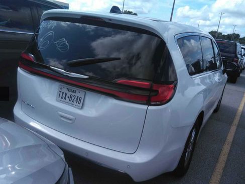 Used 2024 Chrysler Pacifica Touring-L FWD image 2