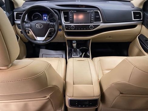 Used 2018 Toyota Highlander XLE AWD/4WD image 34