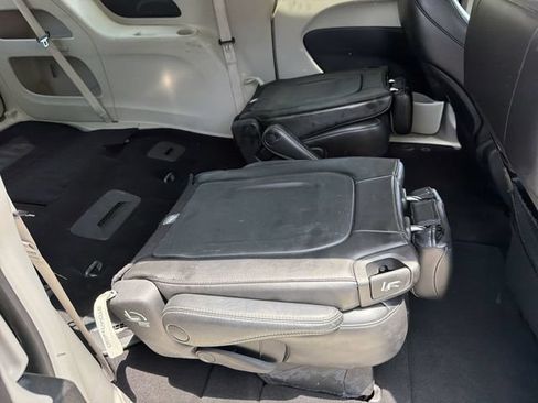 Used 2023 Chrysler Pacifica Touring-L FWD image 34