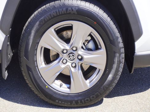 Used 2023 Toyota RAV4 LE AWD/4WD image 5