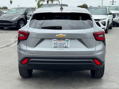 Certified 2025 Chevrolet Trax LS FWD image 4