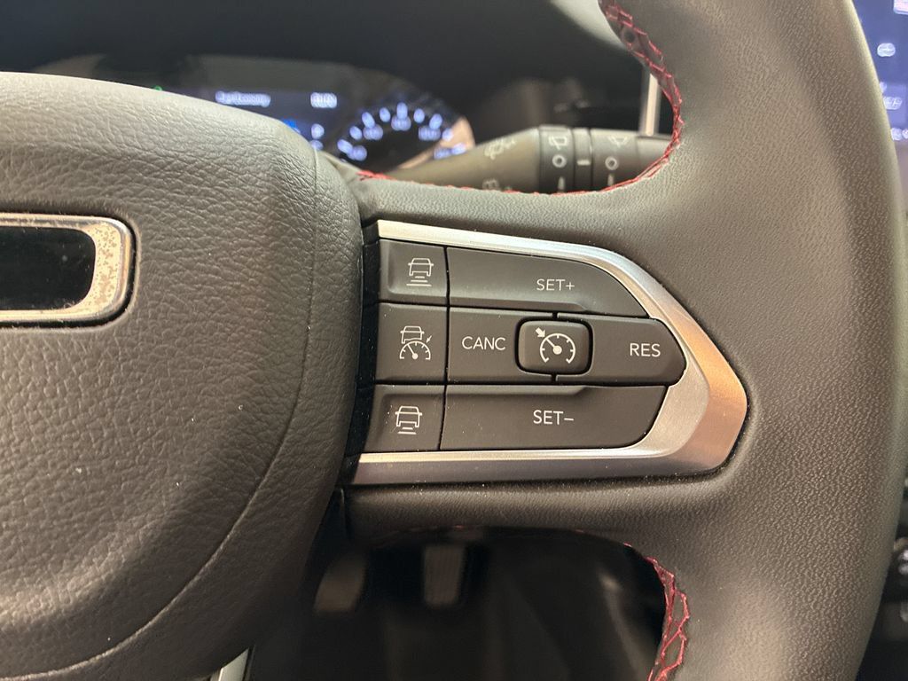 Used 2025 Jeep Compass Trailhawk AWD/4WD image 25