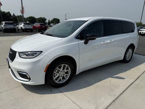 Used 2026 Chrysler Pacifica Select FWD image 4