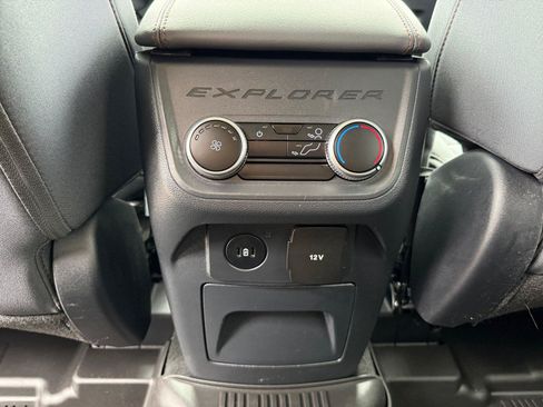 Used 2025 Ford Explorer Active AWD/4WD image 21