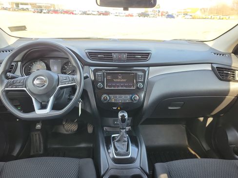 Used 2020 Nissan Rogue Sport S image 18